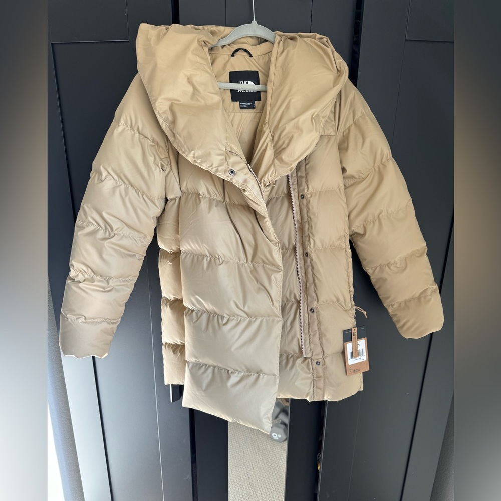 NWT North Face puffer coat. Womens size medium.